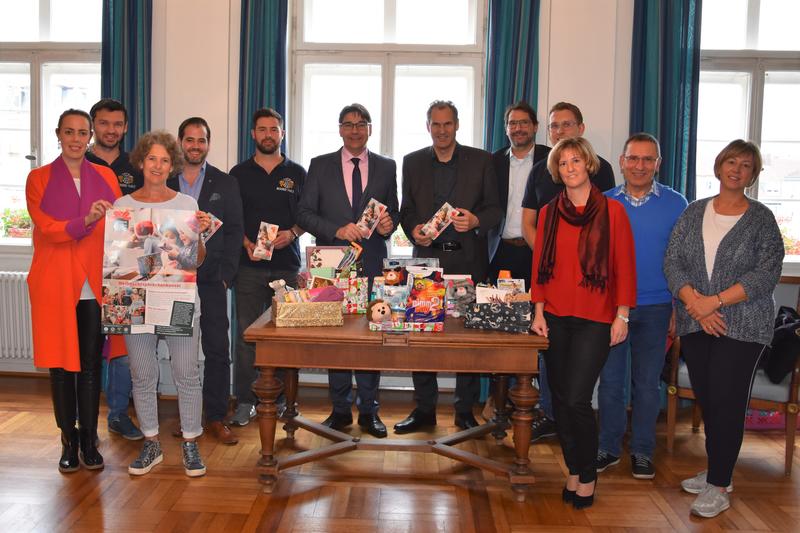Oberb&uuml;rgermeister Thomas Hirsch und Landrat Dietmar Seefeldt werben gemeinsam mit den Organisatorinnen und Organisatoren der Round-Table-Familie f&uuml;r die Aktion &raquo;Weihnachtsp&auml;ckchenkonvoi&laquo;.