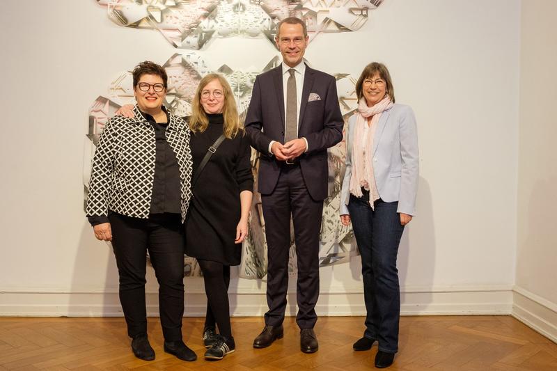 Bei der Ausstellungser&ouml;ffnung: Kuratorin Ingrid B&uuml;rgy de Ruijter, K&uuml;nstlerin Gabriele Basch, B&uuml;rgermeister und Kulturdezernent Dr. Maximilian Ingenthron sowie Sabine Haas, Leiterin der st&auml;dtischen Kulturabteilung (v.l.n.r.).