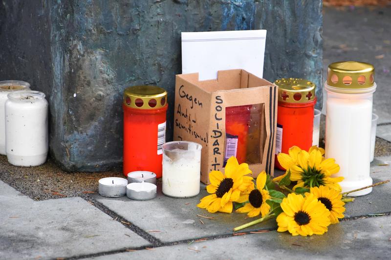 Nach dem Terrorakt von Halle hatten Landauerinnen und Landauer Blumen und Kerzen am Synagogenmahnmal niedergelegt. Hier findet j&auml;hrlich auch die Gedenkfeier der Stadt am Jahrestag der Reichspogromnacht statt. 