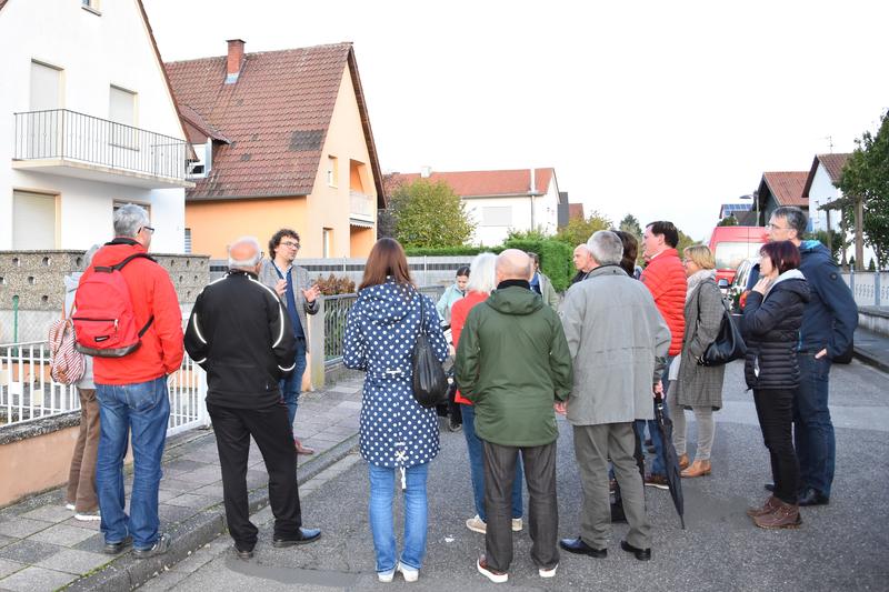 Stadtdorfspaziergang, die Siebte: Gemeinsam mit Stadtplaner und Denkmalpfleger J&ouml;rg Seitz durften die Queichheimerinnen und Queichheimer, angef&uuml;hrt von Ortsvorsteher J&uuml;rgen Doll, &raquo;Input&laquo; f&uuml;r die neue Gestaltungssatzung liefern.