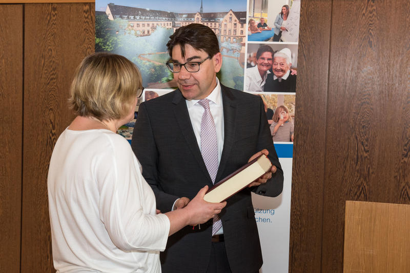 Das von ihm gestiftete Gedenkbuch f&uuml;r das Hospiz &uuml;bergab Oberb&uuml;rgermeister Thomas Hirsch, 1. Vorsitzender des F&ouml;rdervereins Ein Hospiz f&uuml;r LD-S&Uuml;W e.V, Pflegedienstleiterin Anke Ohlemann.