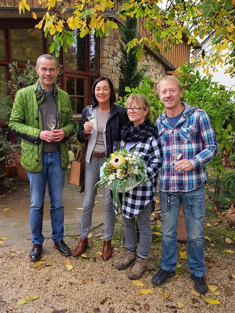 B&uuml;rgermeister Dr. Maximilian Ingenthron, Ortsvorsteherin Dorothea M&uuml;ller, Susanne Dicker und Stefan Kuntz (v.l.n.r.) bei der offiziellen Er&ouml;ffnung des &raquo;Lernorts Bauernhof&laquo; in Landau-M&ouml;rzheim. 