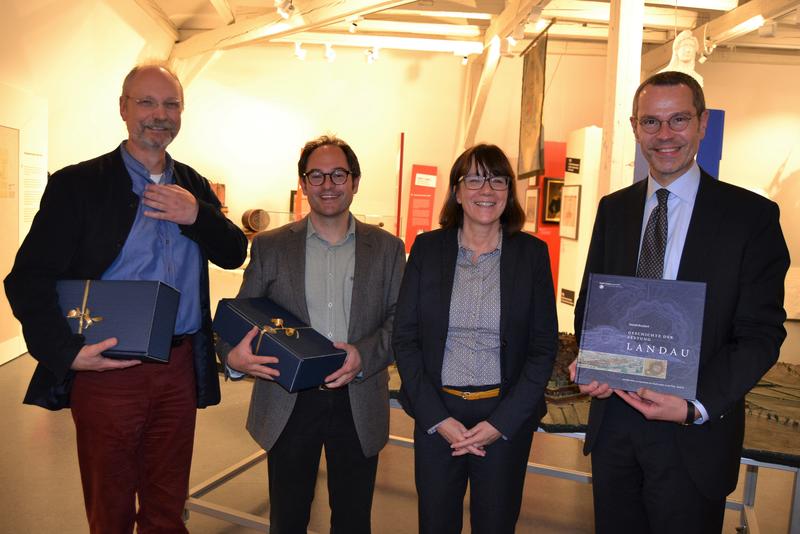 B&uuml;rgermeister Dr. Maximilian Ingenthron und Stadtarchivarin Christine Kohl-Langer gemeinsam mit Autor Dr. Harald Bruckert und Grafiker Stefan Kindel (v.r.n.l.) bei der Vorstellung des neuen Buchs &raquo;Geschichte der Festung Landau&laquo;.