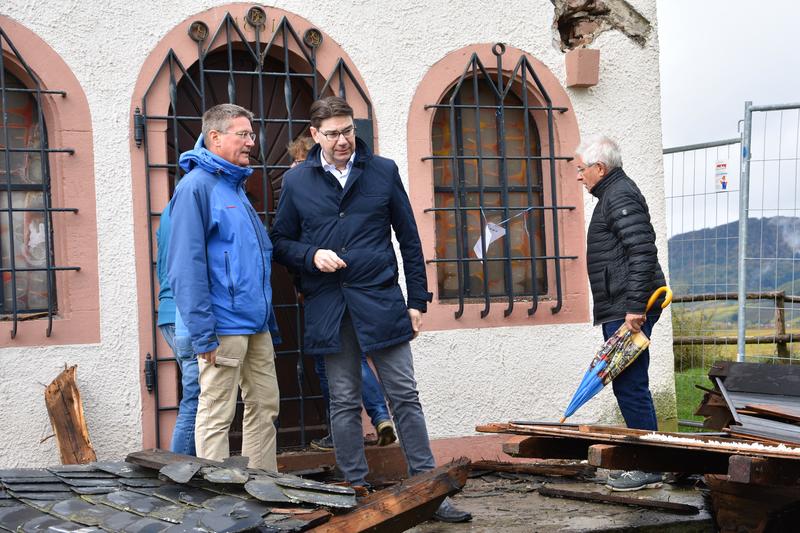 Oberb&uuml;rgermeister Thomas Hirsch (2.v.l.) machte sich jetzt gemeinsam mit Dekan Axel Brecht (l.), dem fr&uuml;heren OB Dr. Christof Wolff (r.) sowie Ortsvorsteher Klaus Ki&szlig;el und Ortsb&uuml;rgermeister Peter Jean (beide verdeckt) ein Bild vom Ausma&szlig; der Zerst&ouml;rung a