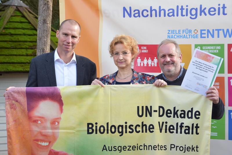 Freuen sich &uuml;ber diese Auszeichnung: Alexander Grassmann, Beigeordneter der Stadt Landau, Dr. Gudrun Hollstein, Leiterin der Zooschule Landau, Dr. Jens-Ove Heckel, Direktor des Zoo Landau in der Pfalz. 