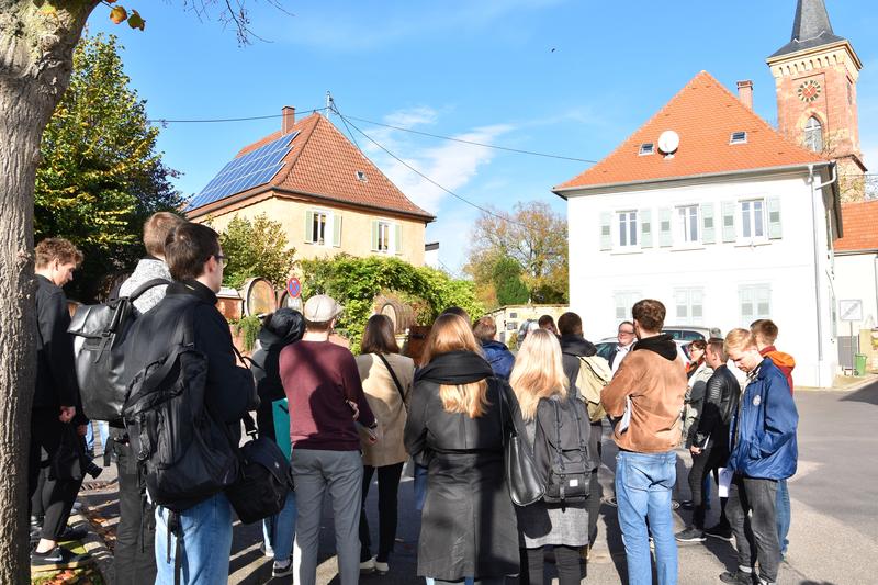 Wohnen im Alter: Studierende der Uni Stuttgart erarbeiten ab sofort einen Entwurf f&uuml;r ein Dorfzentrum f&uuml;r Seniorinnen und Senioren am Beispiel des Landauer Stadtdorfs Nu&szlig;dorf. Zum Auftakt des Projekts erhielten sie jetzt im Rahmen einer Dorff&uuml;hrung Inform