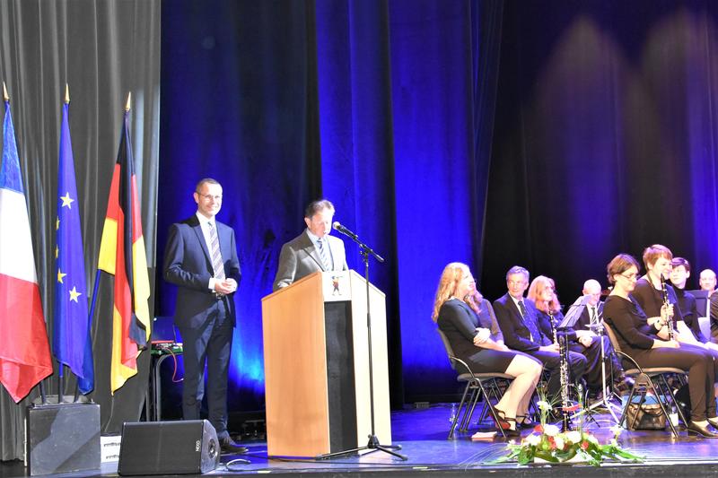 Zu Gast bei Freunden: Jean-Louis Christ, B&uuml;rgermeister von Ribeauvill&eacute;, und Landaus B&uuml;rgermeister Dr. Maximilian Ingenthron begr&uuml;&szlig;ten die Musikerinnen und Musiker sowie das Publikum beim Gastspiel der Stadtkapelle Landau in Ribeauvill&eacute;.