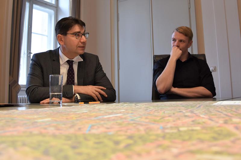 Oberb&uuml;rgermeister Thomas Hirsch (l.) und Mobilit&auml;tsdezernent Lukas Hartmann bei der Vorstellung der Planungen zur zuk&uuml;nftigen Mobilit&auml;t in der Landauer Innenstadt. 