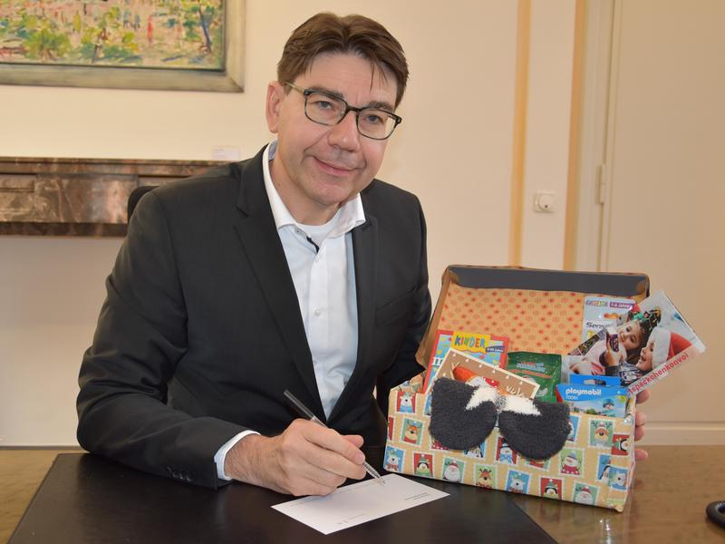 Landaus OB Hirsch unterst&uuml;tzt auch in diesem Jahr gerne die Aktion &raquo;Weihnachtsp&auml;ckchenkonvoi&laquo; der Round-Table-Familie. 