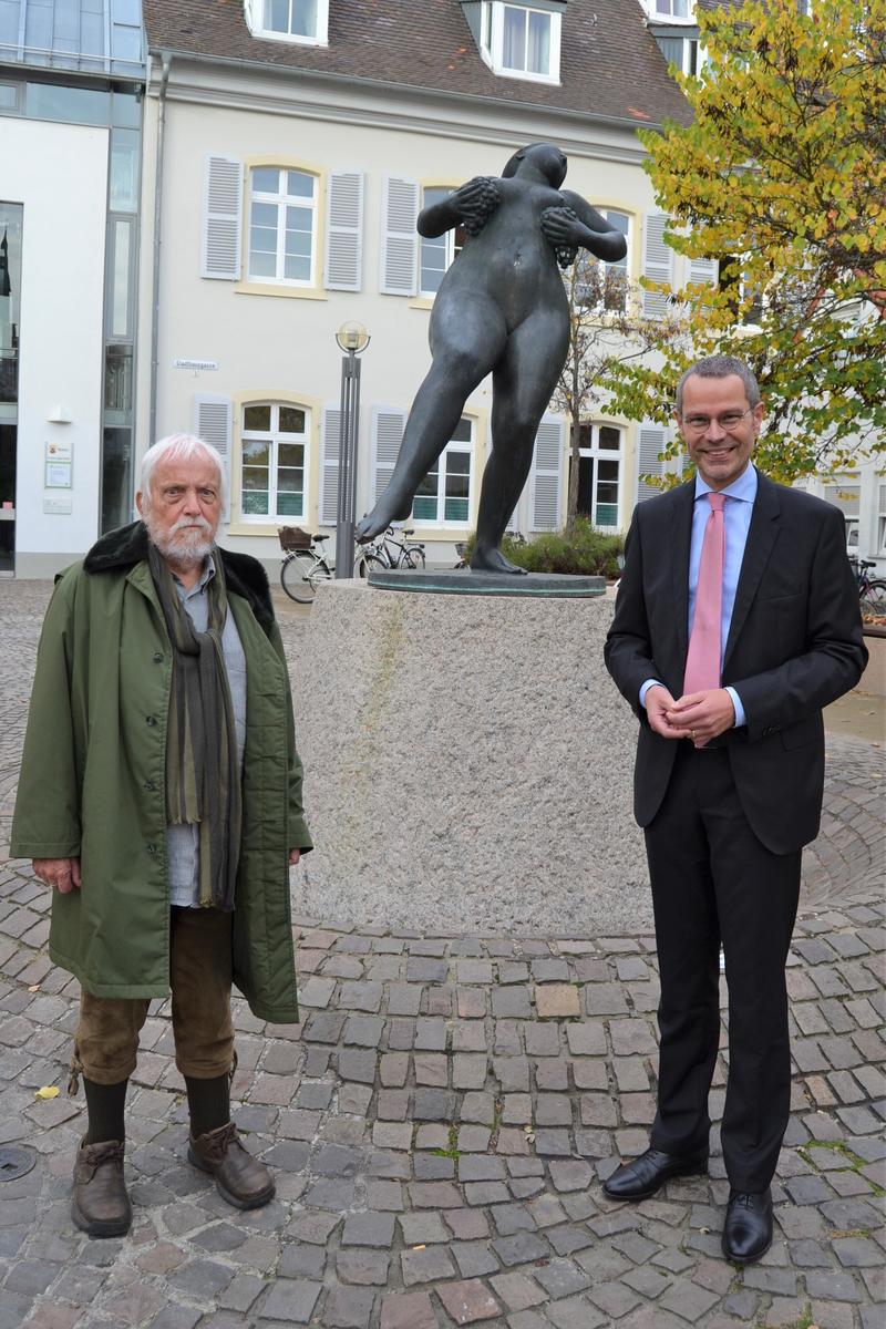 B&uuml;rgermeister Dr. Maximilian Ingenthron (r.) gemeinsam mit K&uuml;nstler Martin Mayer an der Landavia auf dem Martha-Saalfeld-Platz in der Landauer Innenstadt. 