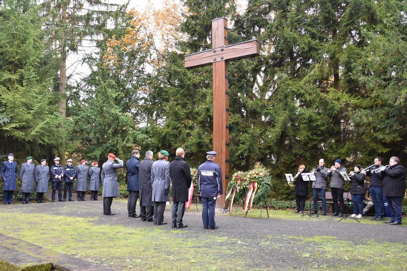 : Im Anschluss an die Gedenkstunde wurde ein Kranz am Hochkreuz des Ehrenfelds f&uuml;r die Gefallenen der Weltkriege niedergelegt.