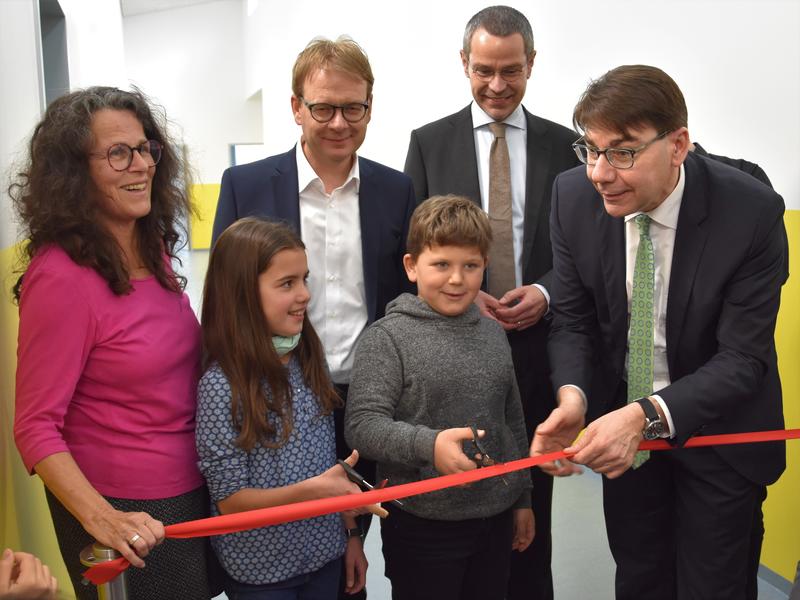 Der gro&szlig;e Moment: Schulleiterin Andrea Moser, Parlamentarischer Staatssekret&auml;r Dr. Thomas Gebhart, B&uuml;rgermeister Dr. Maximilian Ingenthron, Oberb&uuml;rgermeister Thomas Hirsch (v.l.n.r) und zwei Kinder der Grundschule S&uuml;d bei der offiziellen Einweihung des Er