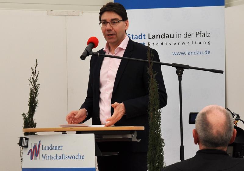 Die Landauer Wirtschaftswoche sei ebenso Schaufenster der Region wie Plattform &uuml;berregionaler Angebote, betonte Oberb&uuml;rgermeister Thomas Hirsch in seiner Er&ouml;ffnungsrede in Halle 8 auf dem Messegel&auml;nde.