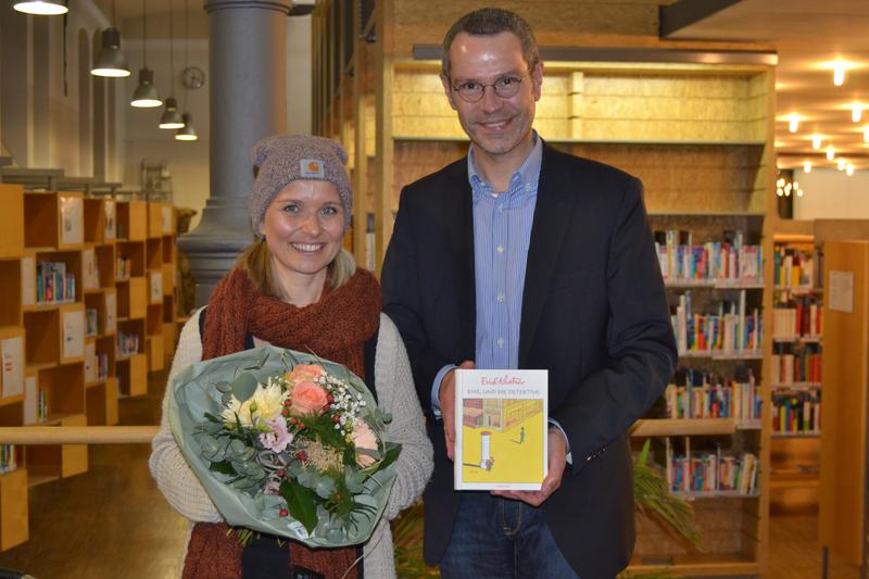 B&uuml;rgermeister Dr. Maximilian Ingenthron gemeinsam mit Vorleserin Jaqueline Konrad beim bundesweiten Vorlesetag in der Landauer Stadtbibliothek.