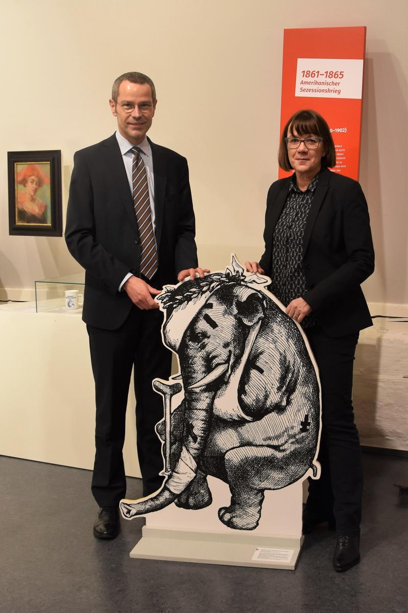 Freuen sich &uuml;ber das erfolgreiche erste Jahr des neukonzipierten Museums f&uuml;r Stadtgeschichte Landau in der Pfalz: B&uuml;rgermeister Dr. Maximilian Ingenthron und Museumsleiterin Christine Kohl-Langer.