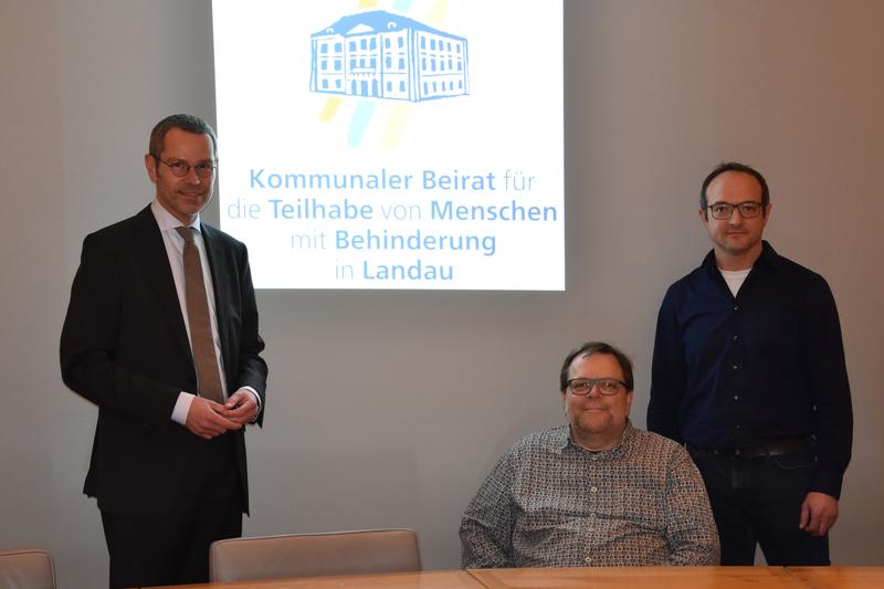 Gemeinsam mit dem Landesbeauftragten f&uuml;r die Belange von Menschen mit Behinderungen, Matthias R&ouml;sch, stellten der neu gew&auml;hlte Vorsitzende B&uuml;rgermeister Dr. Maximilian Ingenthron (l.) und der st&auml;dtische Behindertenbeauftragte Maik Leidner (r.) den Aktions