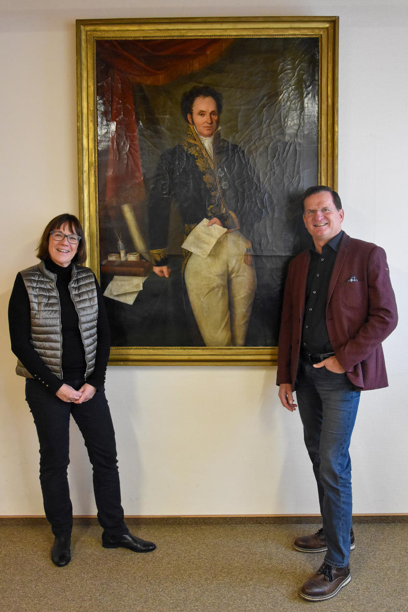 Ein Queichheimer kehrt zur&uuml;ck: Stadtarchivarin Christine Kohl-Langer und Ortsvorsteher J&uuml;rgen Doll freuen sich &uuml;ber das &Ouml;lgem&auml;lde des Revolution&auml;rs Johannes von Birnbaum, das ab sofort das Sitzungszimmer des Ortsvorsteherb&uuml;ros ziert.