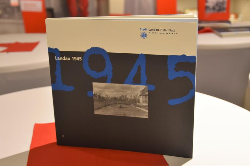 Das Buch &raquo;Landau 1945&laquo; wurde anl&auml;sslich des 75. Jahrestags des Bombenangriffs auf die Stadt Landau im Zweiten Weltkrieg neu aufgelegt und ist ab sofort im Stadtarchiv in der Maximilianstra&szlig;e sowie im Landauer Buchhandel erh&auml;ltlich.