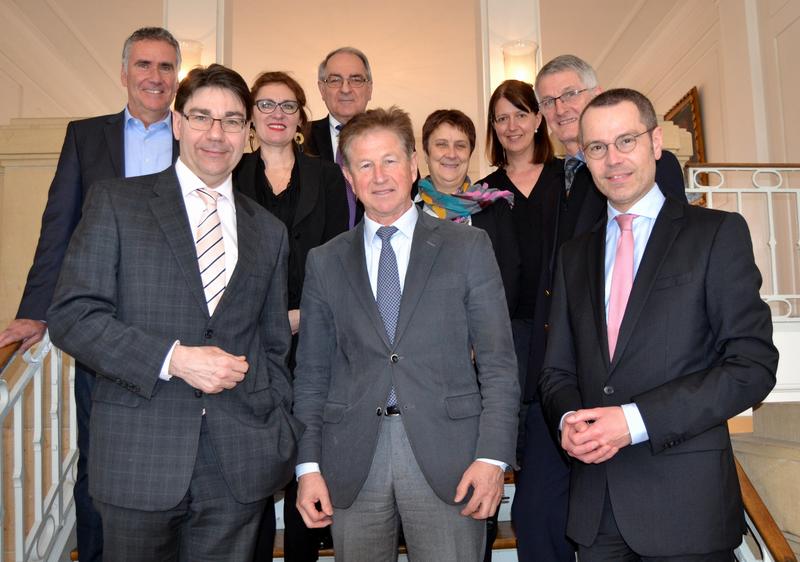 Oberb&uuml;rgermeister Thomas Hirsch (vordere Reihe links), B&uuml;rgermeister Dr. Maximilian Ingenthron (vordere Reihe rechts) und Beigeordneter Rudi Klemm (hintere Reihe links) hie&szlig;en die sechsk&ouml;pfige Delegation aus Ribeauvill&eacute; um D&eacute;put&eacute;-Maire Jean-Louis Christ (