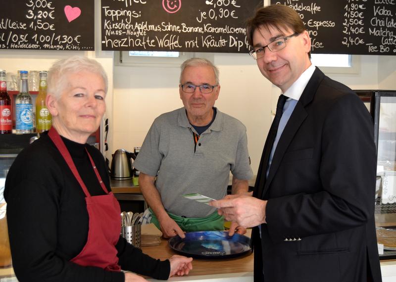Oberb&uuml;rgermeister Thomas Hirsch (r.) beim Besuch des veganen Caf&eacute;s &raquo;Ich bin so frey&laquo; von Margit und Reinhold Frey. 