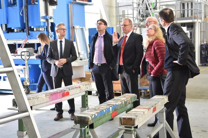 Ein echtes Landauer Familienunternehmen: Die Firmentour f&uuml;hrte OB Hirsch und Dr. Heinz Kolz, Industriereferent des rheinland-pf&auml;lzischen Wirtschaftsministeriums, unter anderem zur Firma Wickert Maschinenbau.