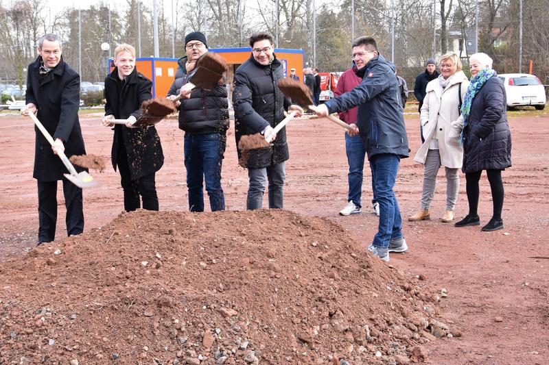B&uuml;rgermeister Dr. Maximilian Ingenthron, Beigeordneter Lukas Hartmann, F&ouml;rdervereinsvorsitzender Dr. Thomas Bals, OB Thomas Hirsch und Sportamtsleiter Ralf M&uuml;ller (v.l.n.r.) beim symbolischen ersten Spatenstich f&uuml;r den neuen Kunstrasenplatz am Landauer Sp