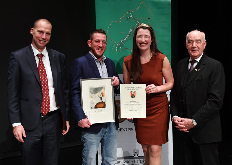 Landespr&auml;mierung f&uuml;r Wein und Sekt der Landwirtschaftskammer Rheinland-Pfalz: Landaus Tourismusdezernent Alexander Grassmann (l.), &Ouml;konomierat Norbert Schindler (r.) und die Pf&auml;lzische Weink&ouml;nigin Anna-Maria L&ouml;ffler gemeinsam mit Ben Rothmeier bei der Ver