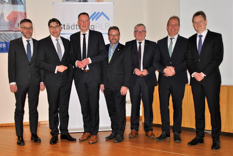 Gruppenbild bei der j&uuml;ngsten Mitgliederversammlung des rheinland-pf&auml;lzischen St&auml;dtetags: Michael M&auml;tzig, Gesch&auml;ftsf&uuml;hrender Direktor des St&auml;dtetags, der Landauer OB Thomas Hirsch, der Mainzer OB Michael Ebling, der Mayener OB Wolfgang Treis, der Vizepr&auml;si