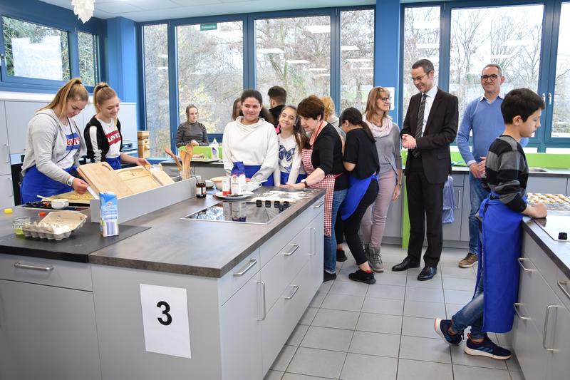 Gro&szlig;e Freude an der Konrad-Adenauer-Realschule plus in Landau: Die neue Lehrk&uuml;che wurde jetzt offiziell eingeweiht.
