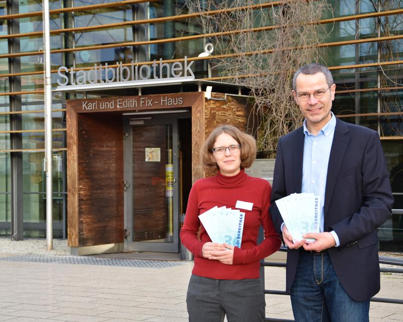 Die Leiterin der Stadtbibliothek Amelie L&ouml;hlein und B&uuml;rgermeister Dr. Maximilian Ingenthron freuen sich auf viele Besucherinnen und Besucher bei den 36. Landauer B&uuml;chereitagen.