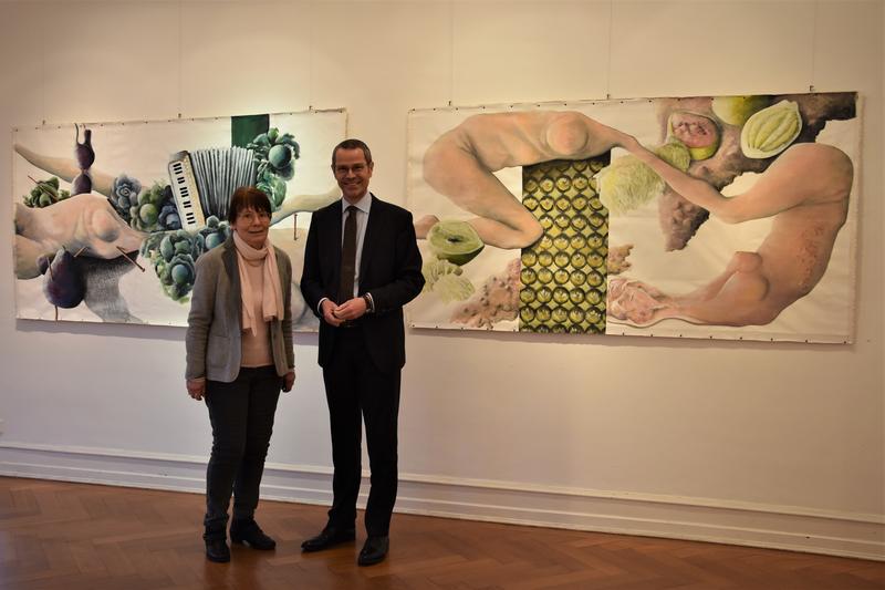 Noch bis 19. Januar k&ouml;nnen Kunstliebhaberinnen und Kunstliebhaber - so wie hier die Vorsitzende des Kunstvereins, Barbara Kleinschmidt, und B&uuml;rgermeister Dr. Maximilian Ingenthron - die Ausstellung Bildlabor3 in der Villa Streccius besuchen.