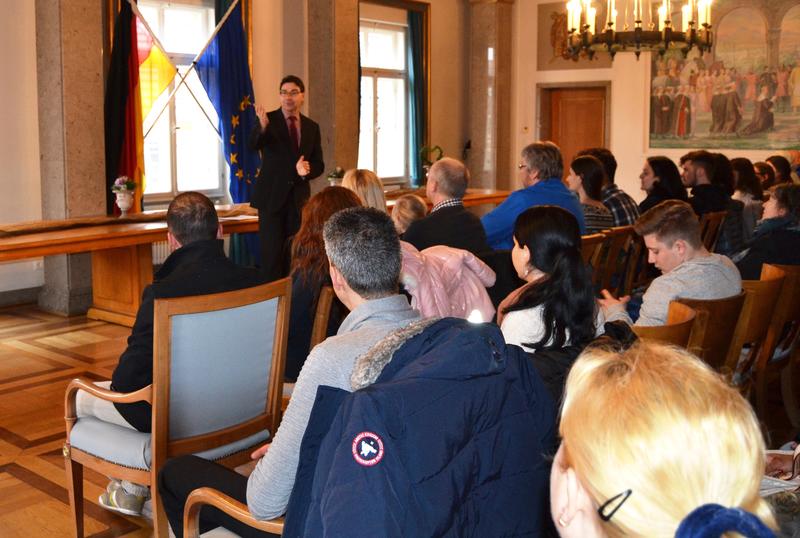 17 Menschen aus 12 verschiedenen Nationen wurden jetzt im Rahmen einer kleinen Feierstunde im historischen Empfangssaal des Landauer Rathauses eingeb&uuml;rgert. Ihre Einb&uuml;rgerungsurkunden erhielten sie aus den H&auml;nden von Oberb&uuml;rgermeister Thomas Hirsch.