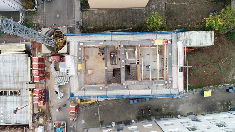 Diese wenige Wochen alte Luftaufnahme aus dem Landauer Guldengewann zeigt: Die Arbeiten an den neuen, st&auml;dtischen Mietwohnungen gehen gut voran. 