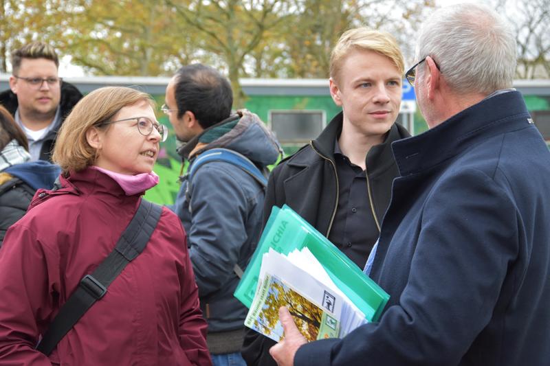 Umweltdezernent Lukas Hartmann im Gespr&auml;ch mit Gr&uuml;nfl&auml;chenabteilungsleiterin Sabine Klein und POLLICHIA-Vorsitzendem Dr. Michael Geiger bei der Vorstellung des Projekts &raquo;B&auml;ume statt B&ouml;ller&laquo;. 