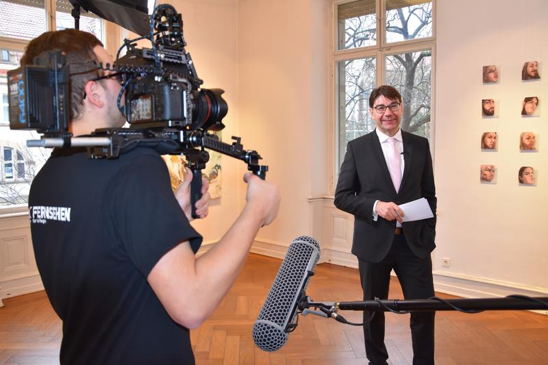 Eine sch&ouml;ne Tradition: Jedes Jahr filmt das Studio Landau des OK Weinstra&szlig;e die Neujahrsansprache von OB Thomas Hirsch. 