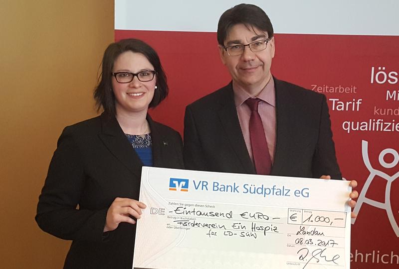 1.000 Euro f&uuml;r das geplante Hospiz in Landau: Rowena Arnold, Gesch&auml;ftsf&uuml;hrerin der Firma Arnold Personal, &uuml;berreichte Oberb&uuml;rgermeister Thomas Hirsch, dem Vorsitzenden des Hospiz-F&ouml;rdervereins, den Spendenscheck im Rahmen der Feierlichkeiten zum 15j&auml;hrige
