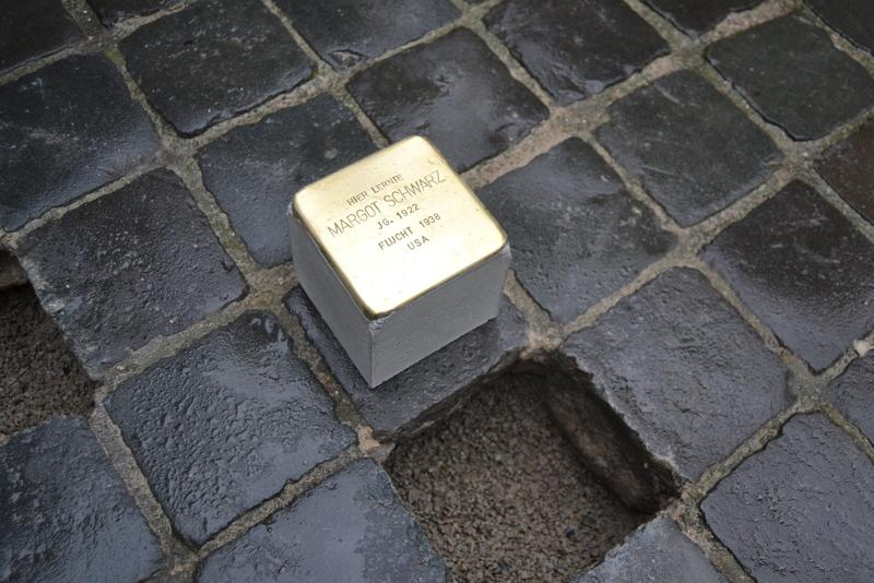 Vor dem Eingang der Maria-Ward-Schule wurden Stolpersteine f&uuml;r die fr&uuml;heren Sch&uuml;lerinnen Dorothea Drexler, Elisabeth Jeremias, Margot Schwarz und Doris Kern verlegt. Die Tochter von Margit Schwarz war eigens f&uuml;r die Zeremonie aus Israel angereist.