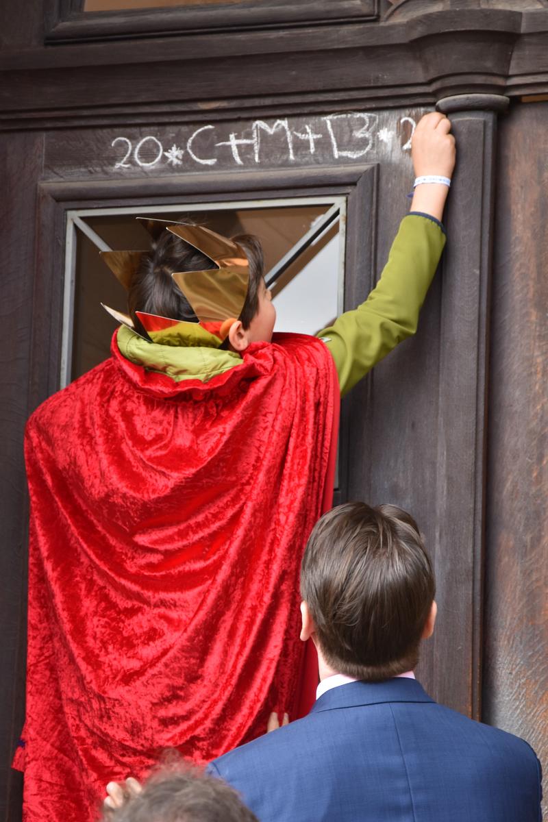 Christus segne dieses Haus: Bei ihrem Besuch im Rathaus brachten die Sternsingerinnen und Sternsinger auch den Segensgru&szlig; &raquo;20*C+M+B+20&laquo; an.