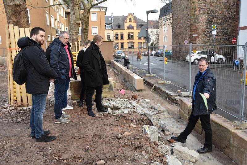 Beigeordneter Lukas Hartmann und GML-Werkleiter Michael G&ouml;tz informieren &uuml;ber Stand der Sanierungsarbeiten an der Pestalozzischule in Landau: nicht nur die Fassade wird erneuert, auch die historische Einz&auml;unung wird wiederhergestellt.