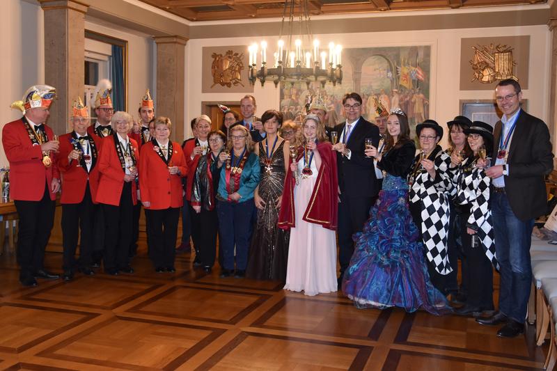 Galau und Helau: Vertreterinnen und Vertreter der Landauer Karnevalsvereine mit ihren Hoheiten zu Gast im Landauer Rathaus.