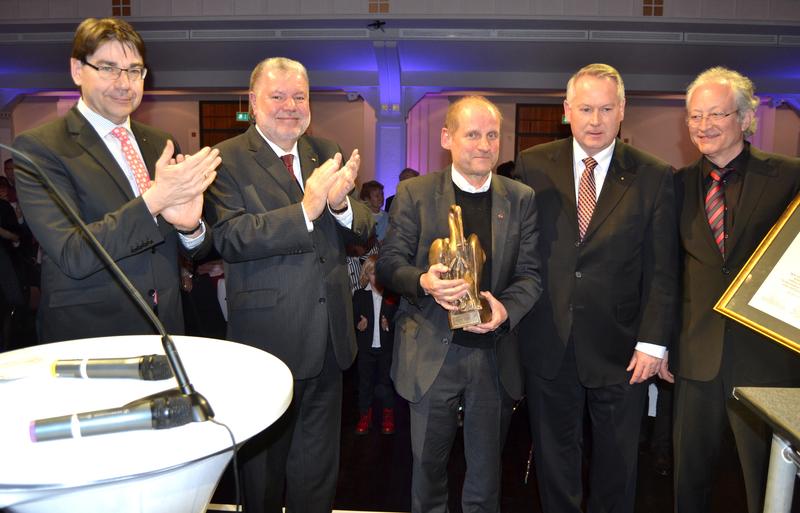 Der 14. Preistr&auml;ger des Hans-Rosenthal-Ehrenpreises, Monsignore Pirmin Spiegel (Mitte) bei der Preisverleihung in der Landauer Jugendstil-Festhalle. Oberb&uuml;rgermeister Thomas Hirsch, Ministerpr&auml;sident a.D. Kurt Beck, Udo Vogel, Vorsitzender der &raquo;Aktion Hil