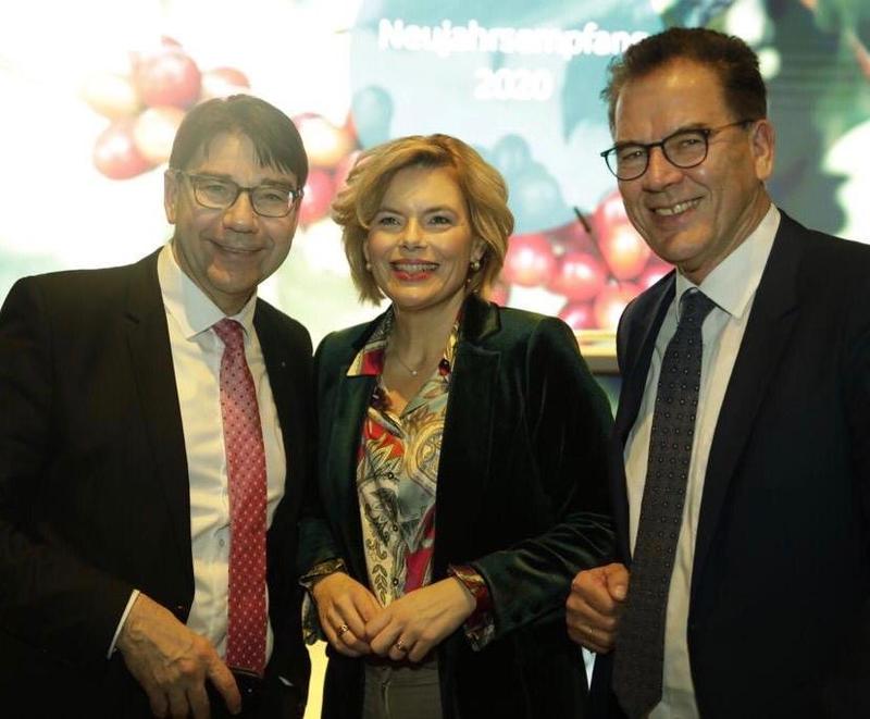 Oberb&uuml;rgermeister Thomas Hirsch (l.) gemeinsam mit Bundesentwicklungsminister Dr. Gerd M&uuml;ller und Bundeslandwirtschaftsministerin Julia Kl&ouml;ckner auf der internationalen Gr&uuml;nen Woche in Berlin. 