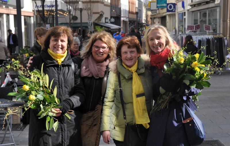Unterst&uuml;tzt von der st&auml;dtischen Gleichstellungsbeauftragten Evi Julier (2.v.l.) haben die Mitglieder des Zonta-Clubs Landau/S&uuml;dpfalz auch in diesem Jahr in der Landauer Fu&szlig;g&auml;ngerzone gelbe Rosen f&uuml;r den guten Zweck verkauft.