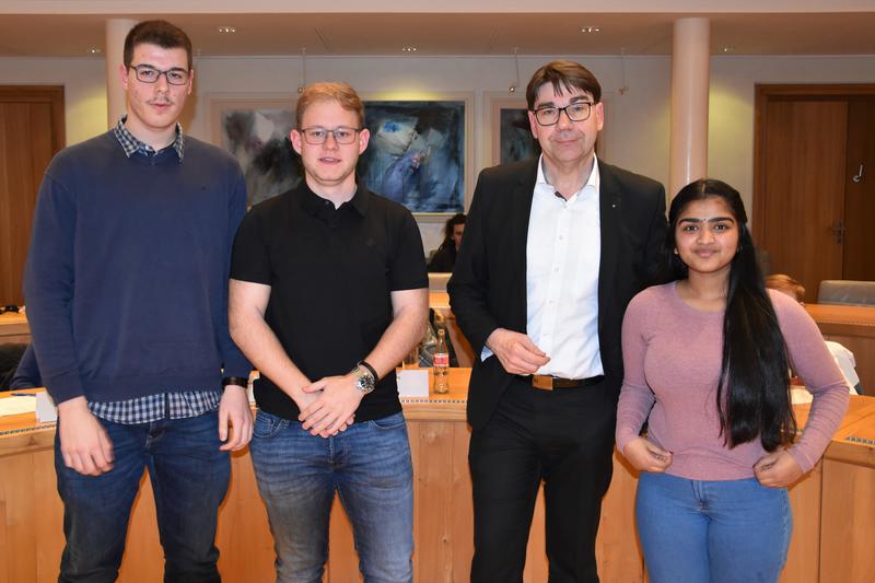 Bei der konstituierenden Sitzung des neuen Landauer Jugendbeirats: Der Erste Stellvertretende Vorsitzende Leon Saling, Vorsitzender Julius Zickler, OB Thomas Hirsch und die Zweite Stellvertretende Vorsitzende Nihanya Thevathas (v.l.n.r.). 