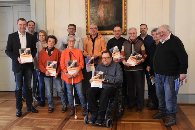 Freuen sich, dass der Aktionsplan zur Umsetzung der UN-Konvention &uuml;ber die Rechte von Menschen mit Behinderung in Landau nun auch in gedruckter Form vorliegt: B&uuml;rgermeister Dr. Maximilian Ingenthron, Landesbehindertenbeauftragter Matthias R&ouml;sch sowie eini