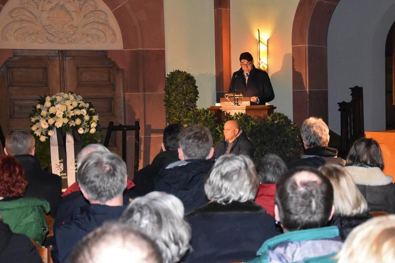 In seiner Ansprache am Internationalen Holocaust-Gedenktag appellierte Landaus OB Hirsch an die Zuh&ouml;rerinnen und Zuh&ouml;rer, Rassismus, Extremismus, Hass, Gewalt und Hetze in der Gesellschaft entschieden entgegenzutreten. 