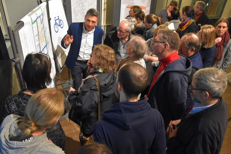 Bei der Veranstaltung hatten die Besucherinnen und Besucher die M&ouml;glichkeit, sich an mehreren Stationen &uuml;ber die geplanten &Auml;nderungen im Fu&szlig;-, Rad- und Autoverkehr sowie im &Ouml;PNV zu informieren - ein Angebot, das gerne angenommen wurde. 