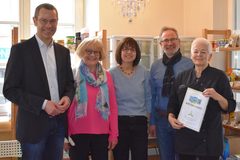 Vegan und fair: B&uuml;rgermeister Ingenthron begr&uuml;&szlig;t, gemeinsam mit Barbara Weyrauch vom Landauer Weltladen, Annette Liebel von der st&auml;dtischen Agenda und Fritz Scharping von der lokalen Steuerungsgruppe, Margit Frey (v.l.n.r.) mit ihrem Caf&eacute; &raquo;ich bin so frey