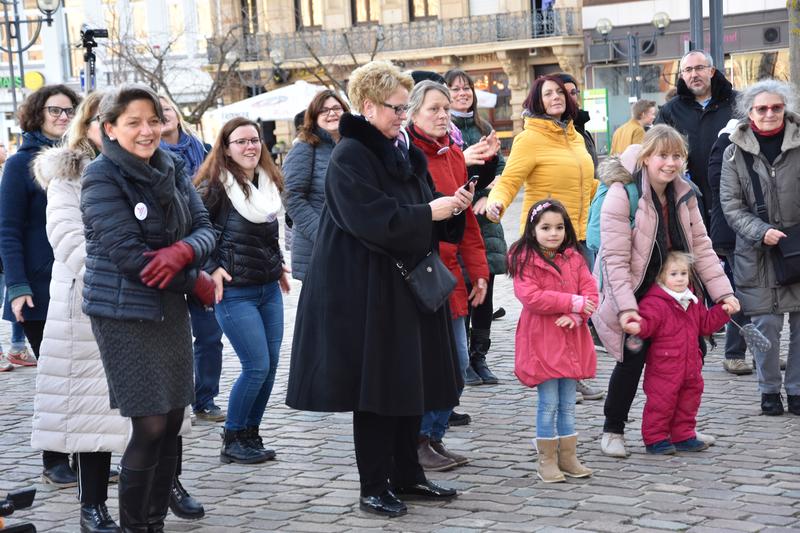 Gute Laune, ernstes Thema: Auf dem Landauer Rathausplatz wird in diesem Jahr wieder bei &raquo;One Billion Rising&laquo; getanzt. 