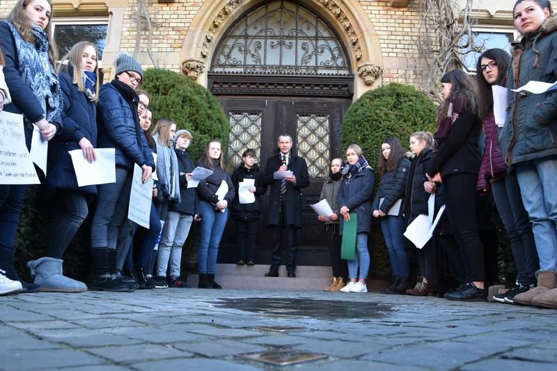 Landaus B&uuml;rgermeister Dr. Maximilian Ingenthron gemeinsam mit Sch&uuml;lerinnen der Maria-Ward-Schule bei der j&uuml;ngsten Verlegung von Stolpersteinen. 